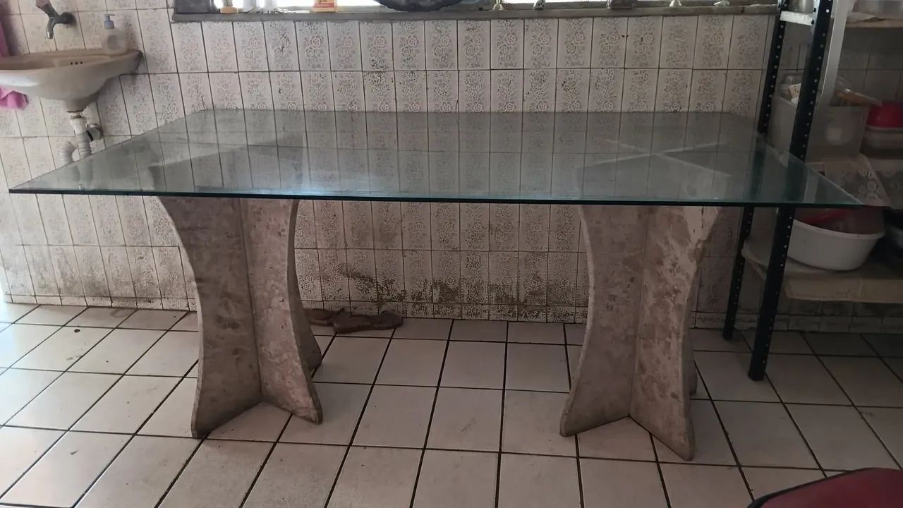 Mesa de vidro com pés de marmore