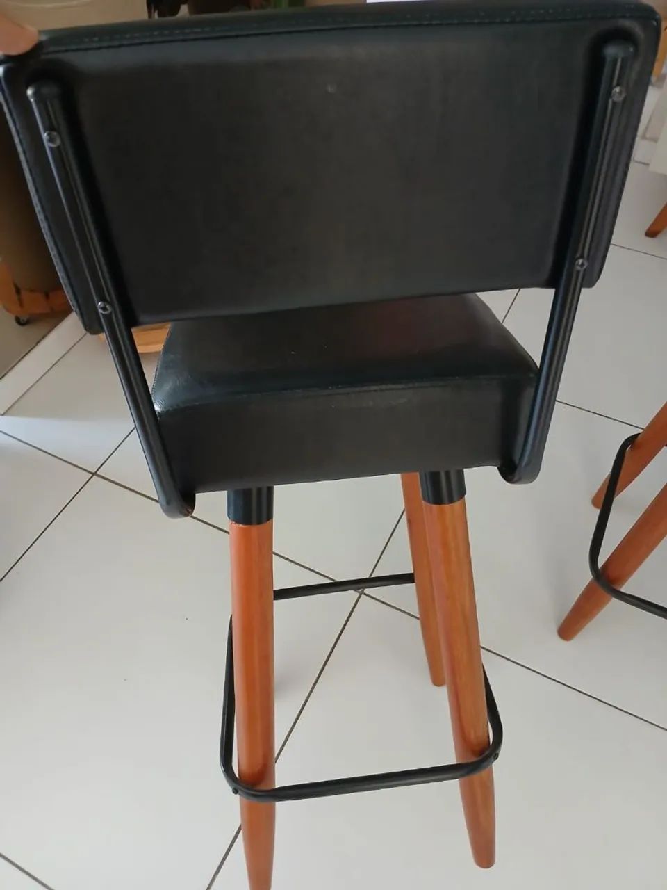 Bancos de madeira, forro em couro. - Foto 4