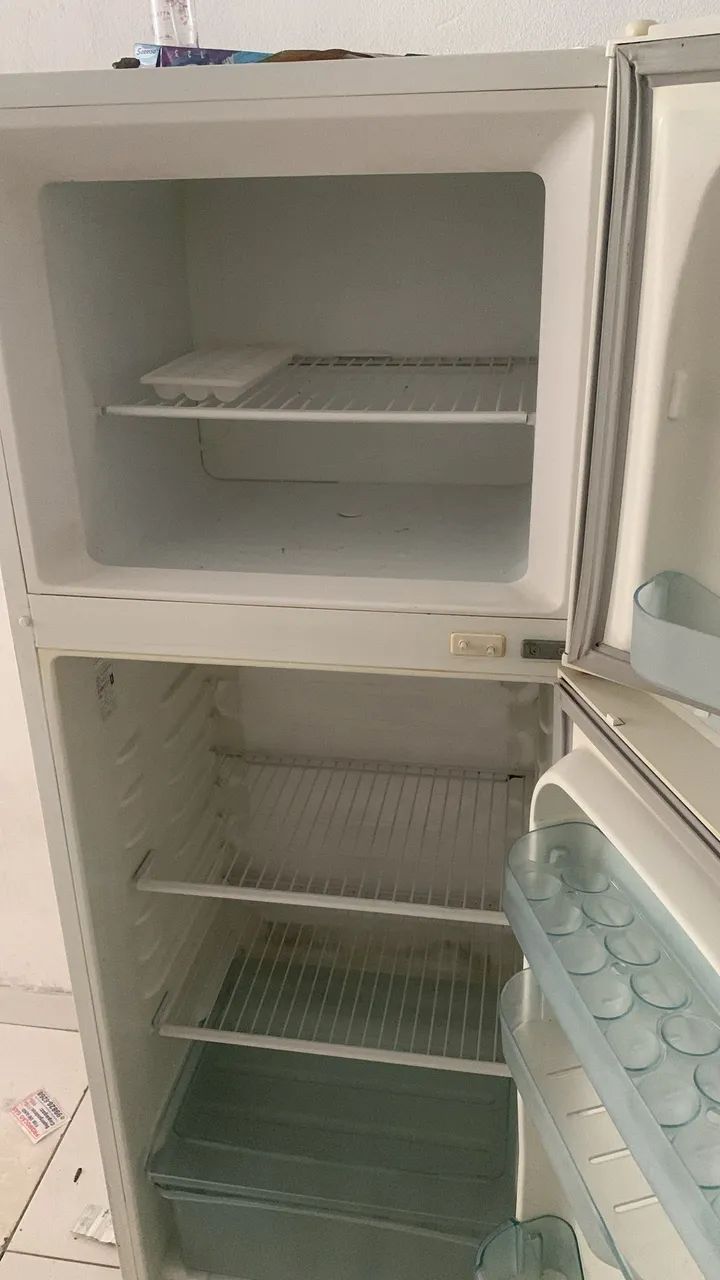 Vendo geladeira eletrolux. 500$. Perfeito estado funciona normalmente  - Foto 3