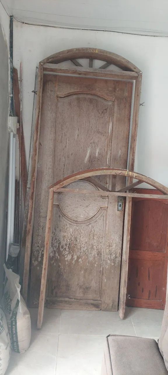 Porta medindo 80×2.10 angelim completa com caixilho. Com pequena avaria - Foto 2