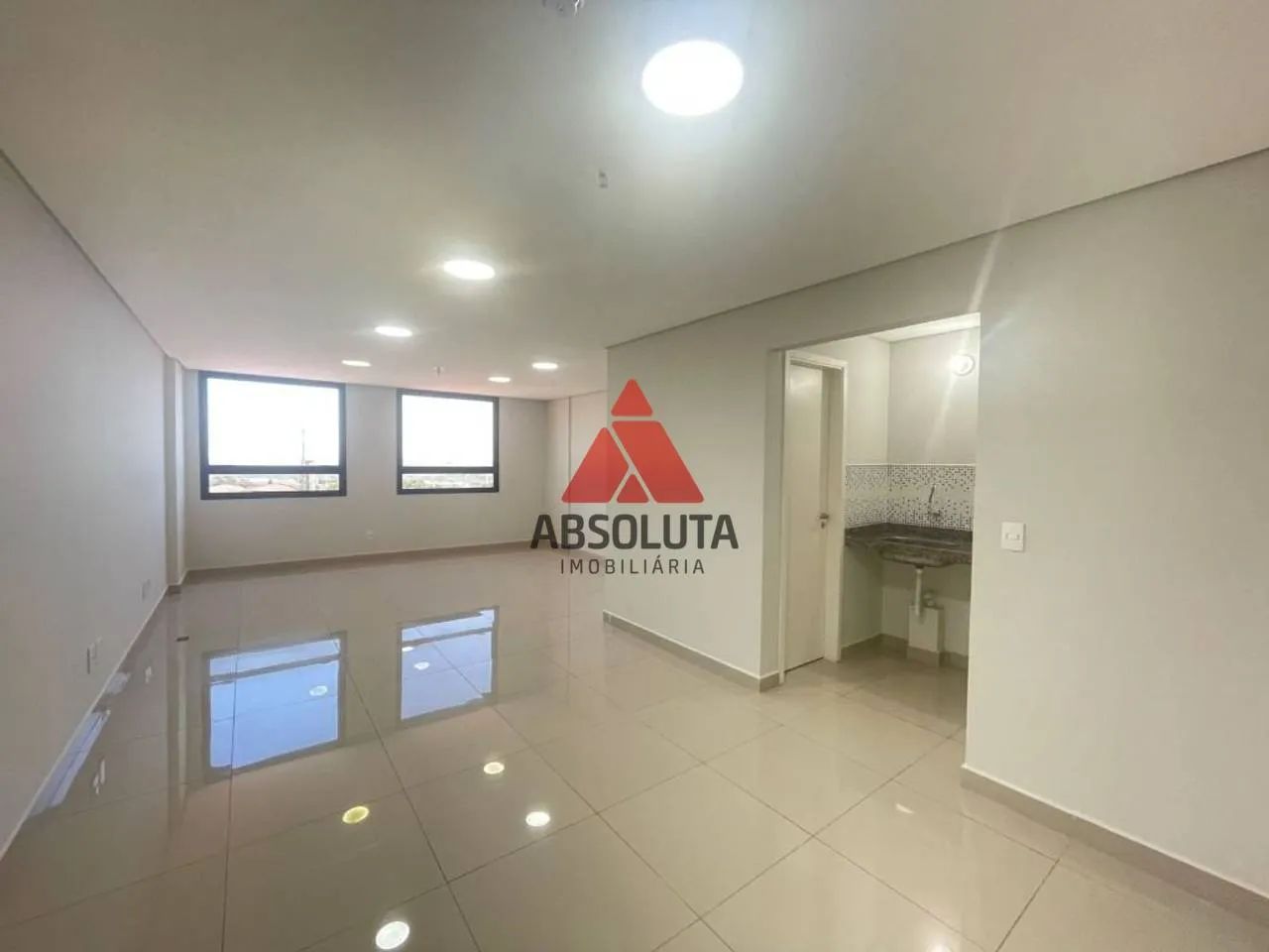 Sala Comercial com 43,61m² de área útil com 2 lavabos e 1 vaga coberta