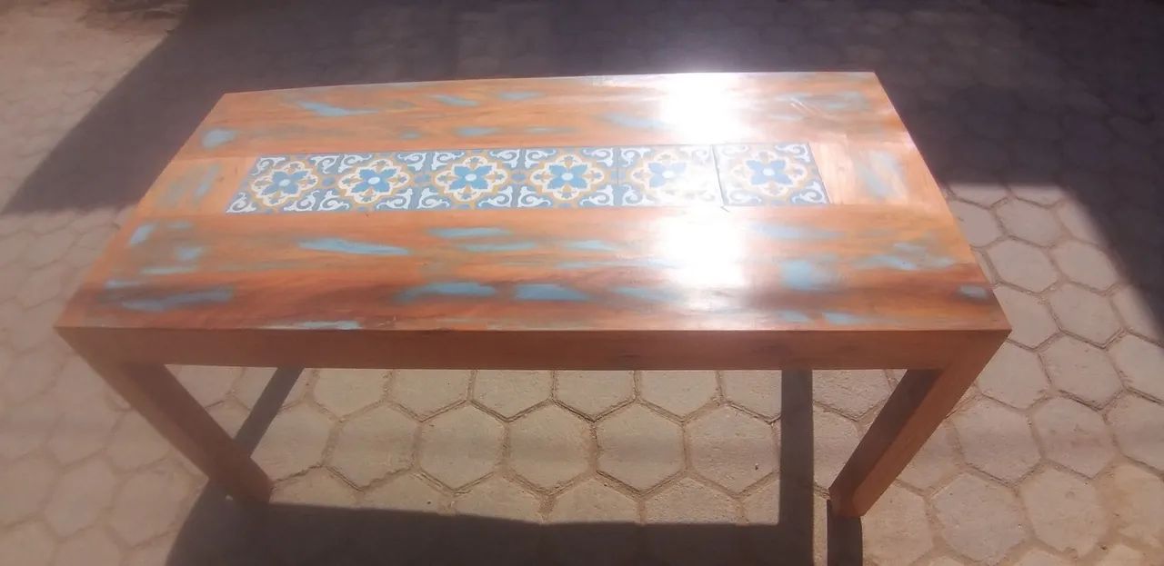 Mesa de peroba rosa com ladrilho hidráulico. 