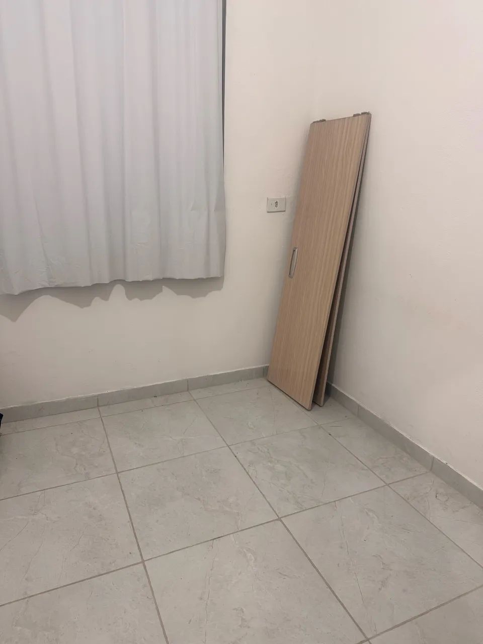 Alugo quarto sem mobilia em apartamento somente para moças - Foto 2