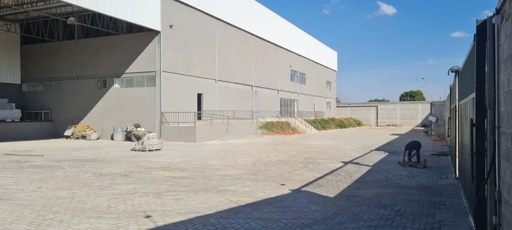 Vendo Galpão com 3200m2, com 3 Docas, Pé direito 12 mts, 300m2 de escritórios, Elevador, e - Foto 2