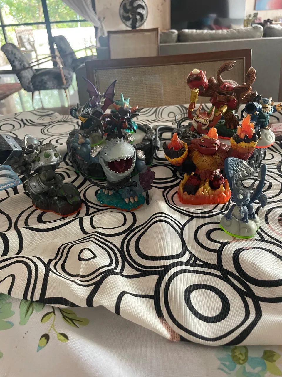 Skylanders bonecos e base  - Foto 2