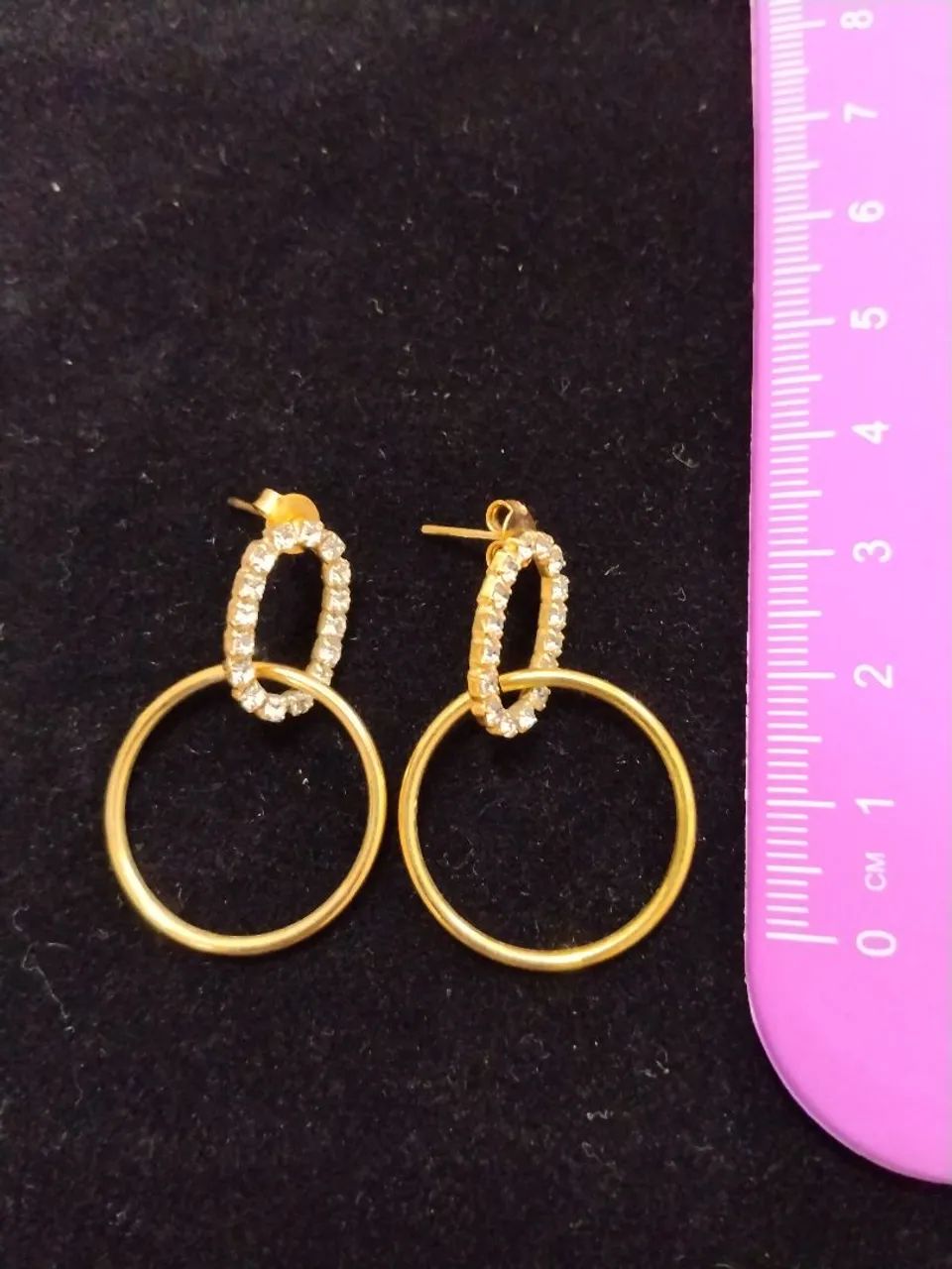 Brinco Haste Oval Strass e Círculo Foleado a Ouro  - Foto 3