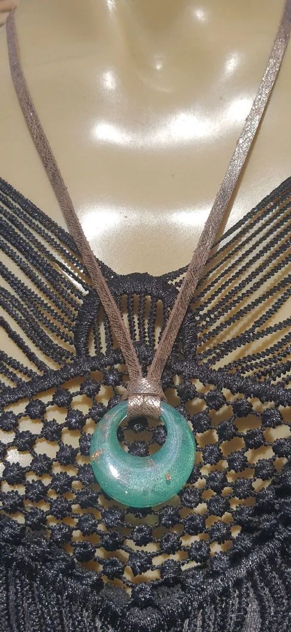 Colar com pingente em resina e folha de ouro - Foto 3