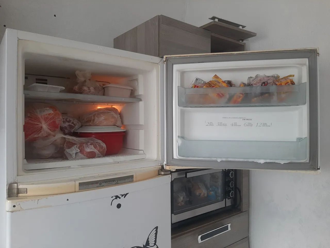Vende se geladeira Brastemp 370 litros frost frete parte debaixo não gelando em cima norma - Foto 2