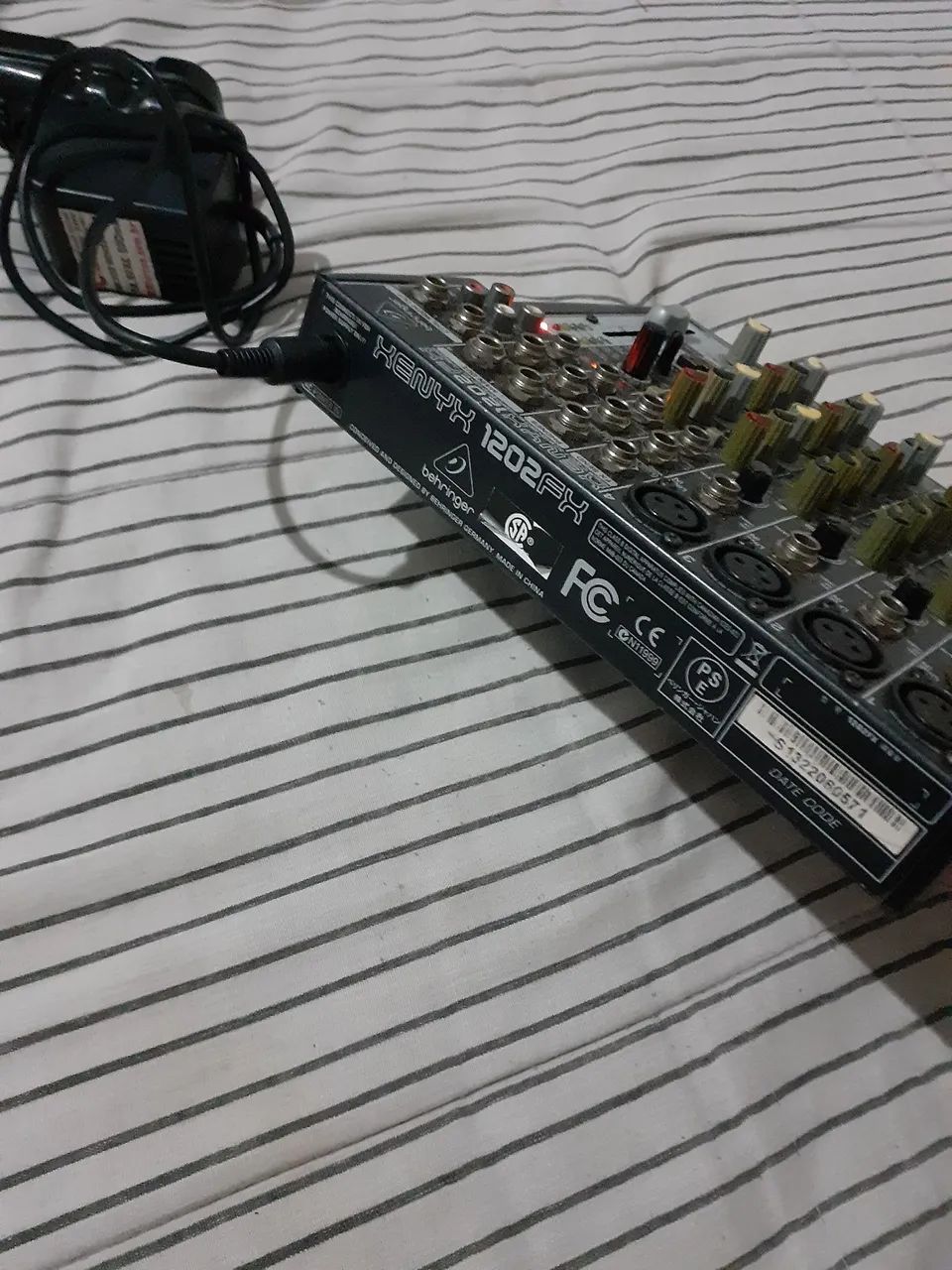 Mesa de som Behringer 12 canais 99 efeitos