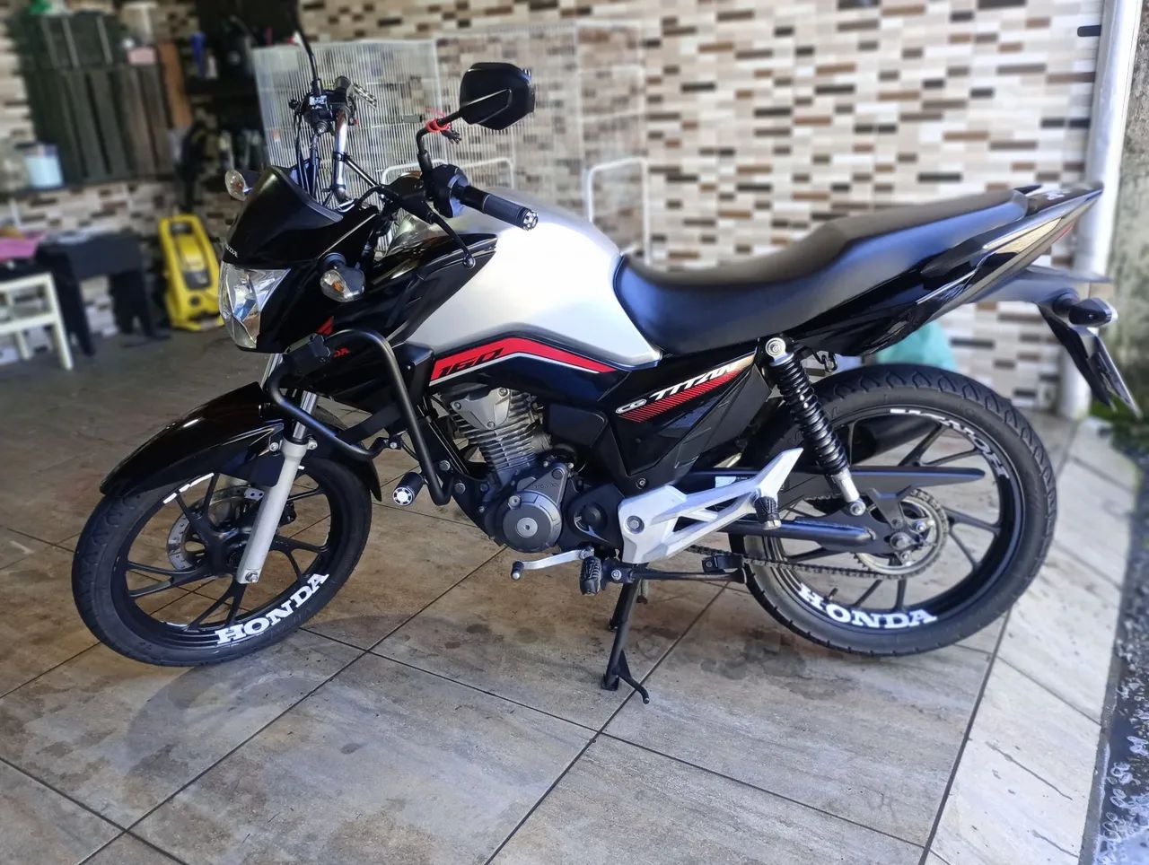 Vendo CG Titan 2023