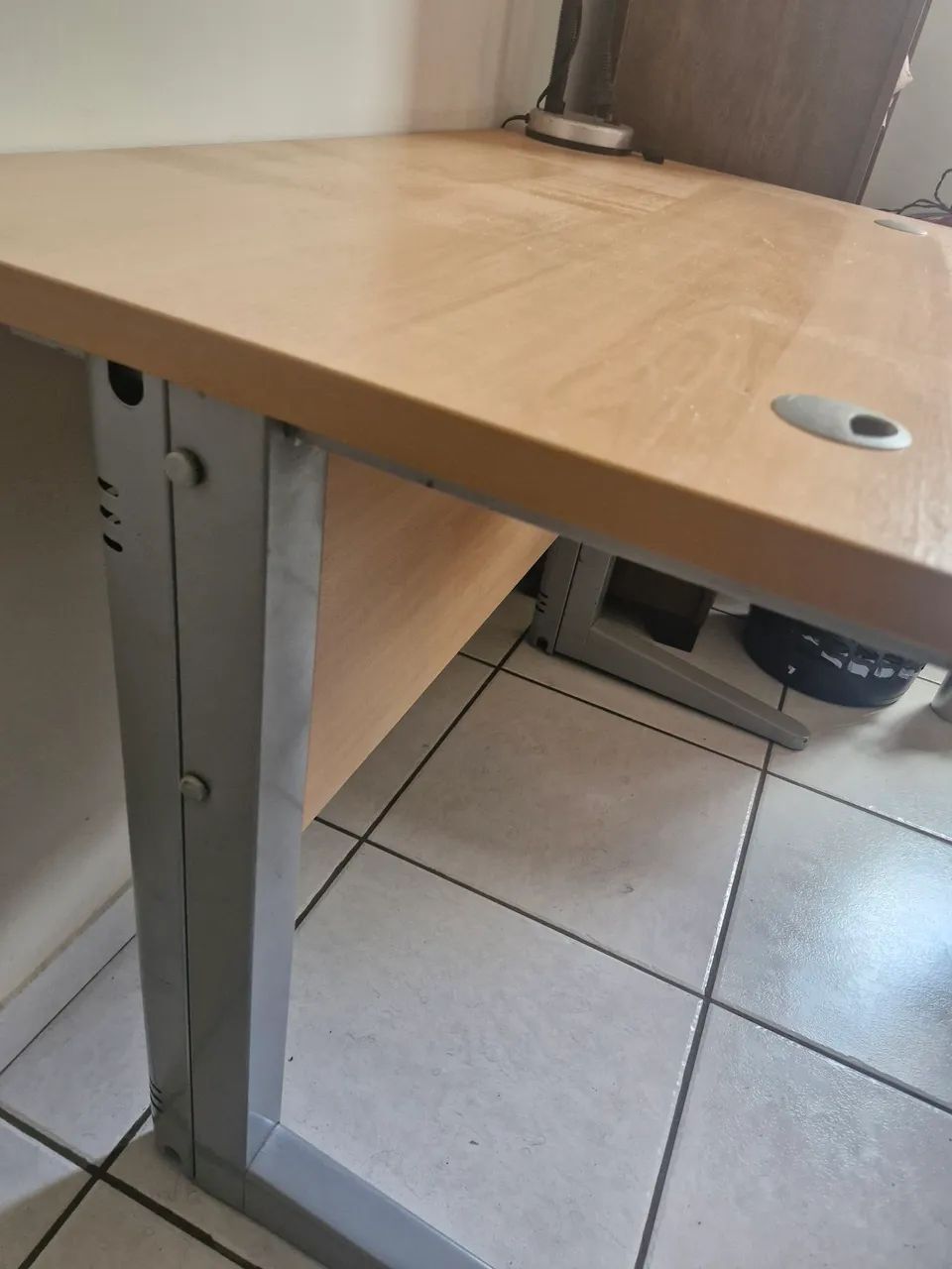 Mesa de computador (madeira com base de ferro)