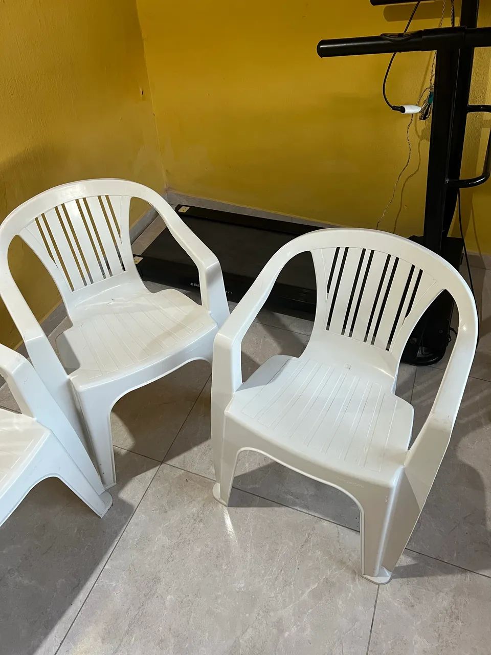 4 Cadeiras plásticas  - Foto 3