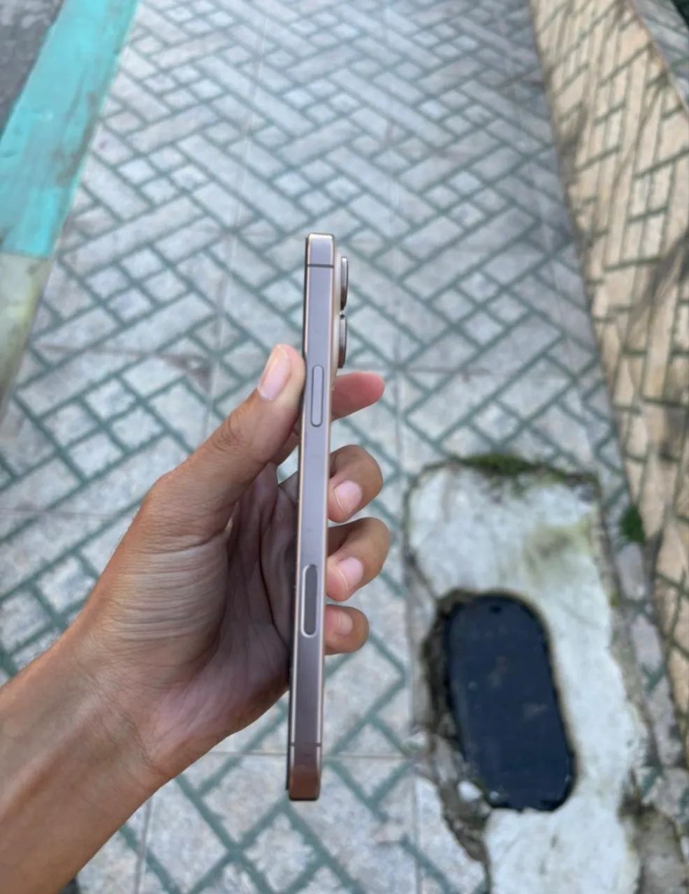 Vendo iPhone 16 pro max 256gb em perfeito estado.