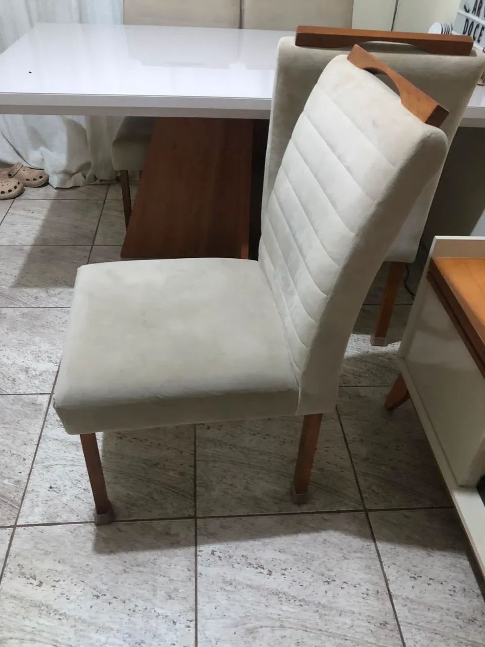 Mesa de madeira maciça com 4 cadeiras acolchoadas  - Foto 3