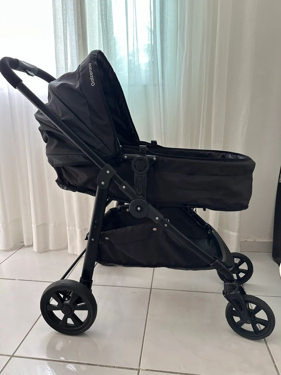 Carrinho de bebê Moisés Galzerano com bebê conforto 
