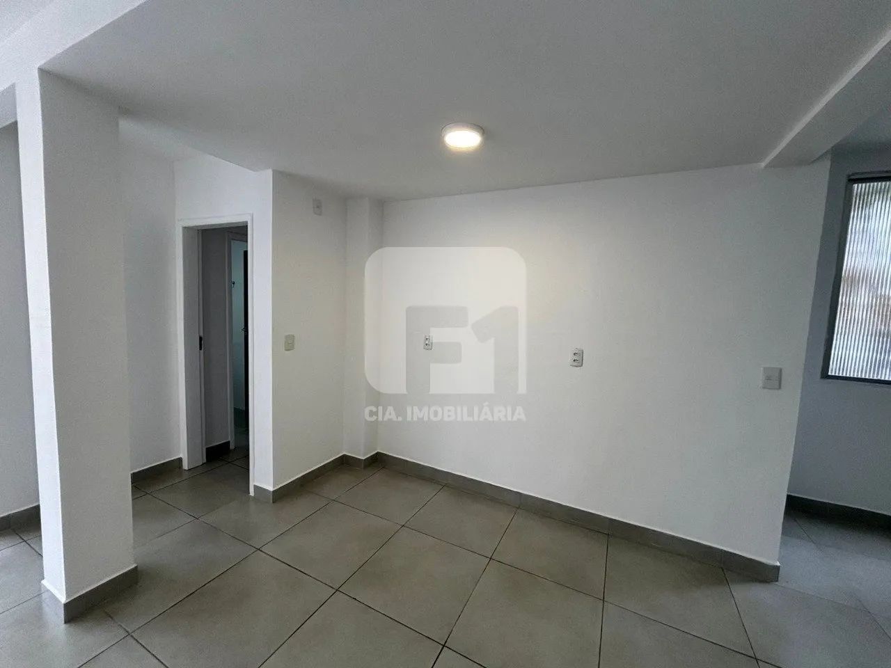Apto 2 dormitórios reformado próximo a UDESC - Foto 3
