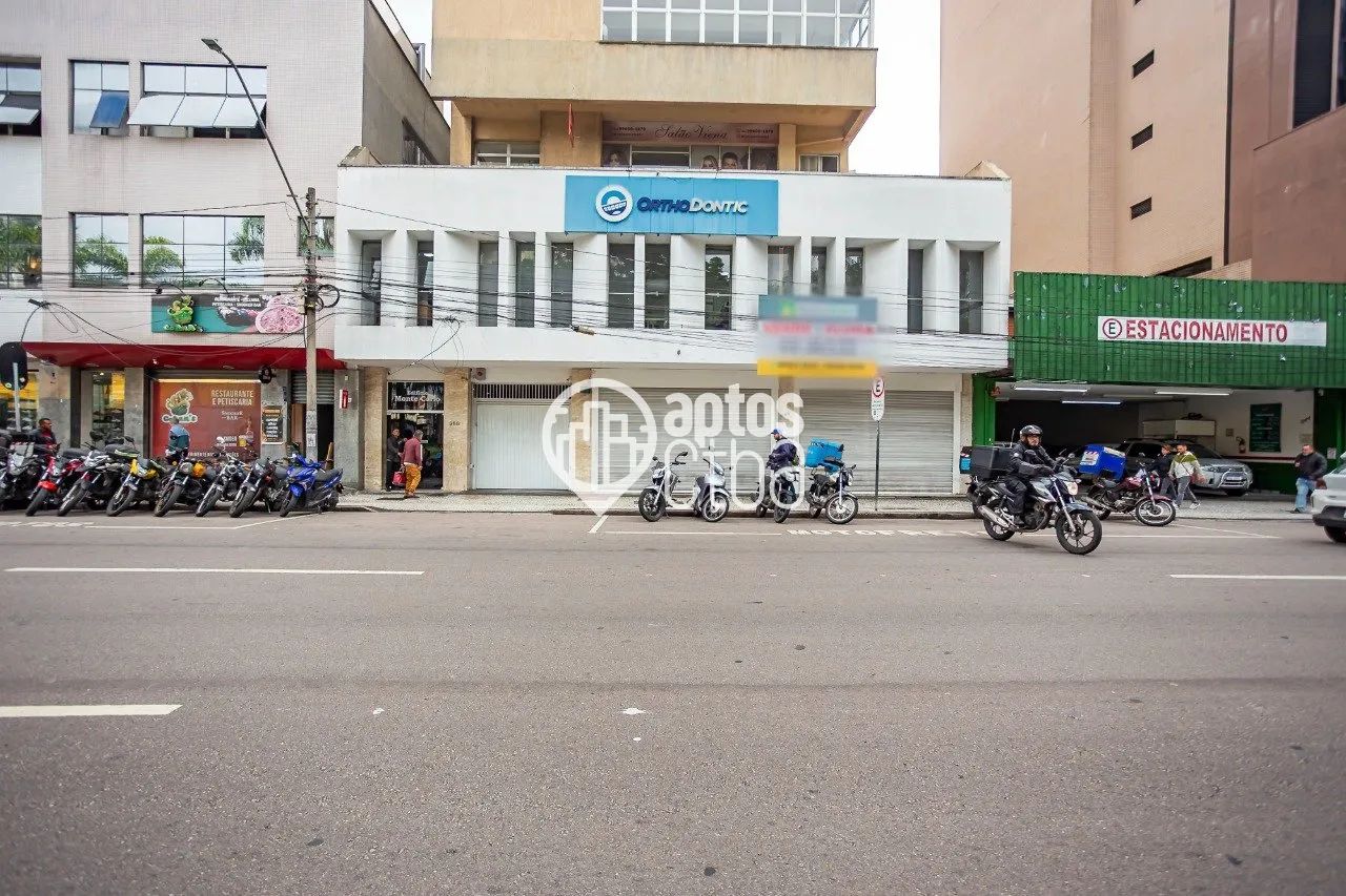Loja comercial térrea com 498m², mais subsolo com 25 vagas de garagem.