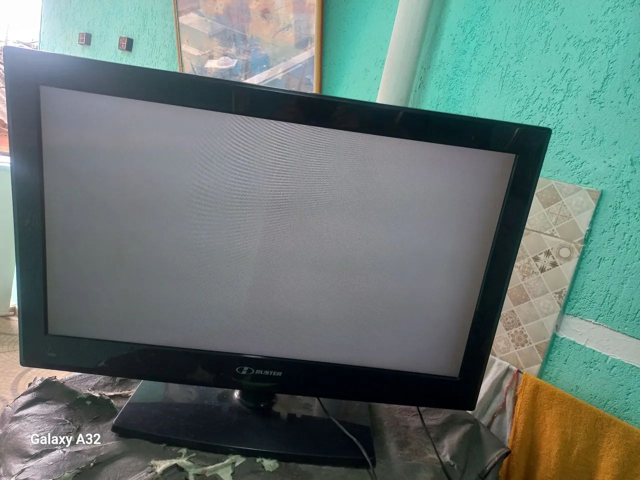 Tv buster 32 polegadas tela está branca 