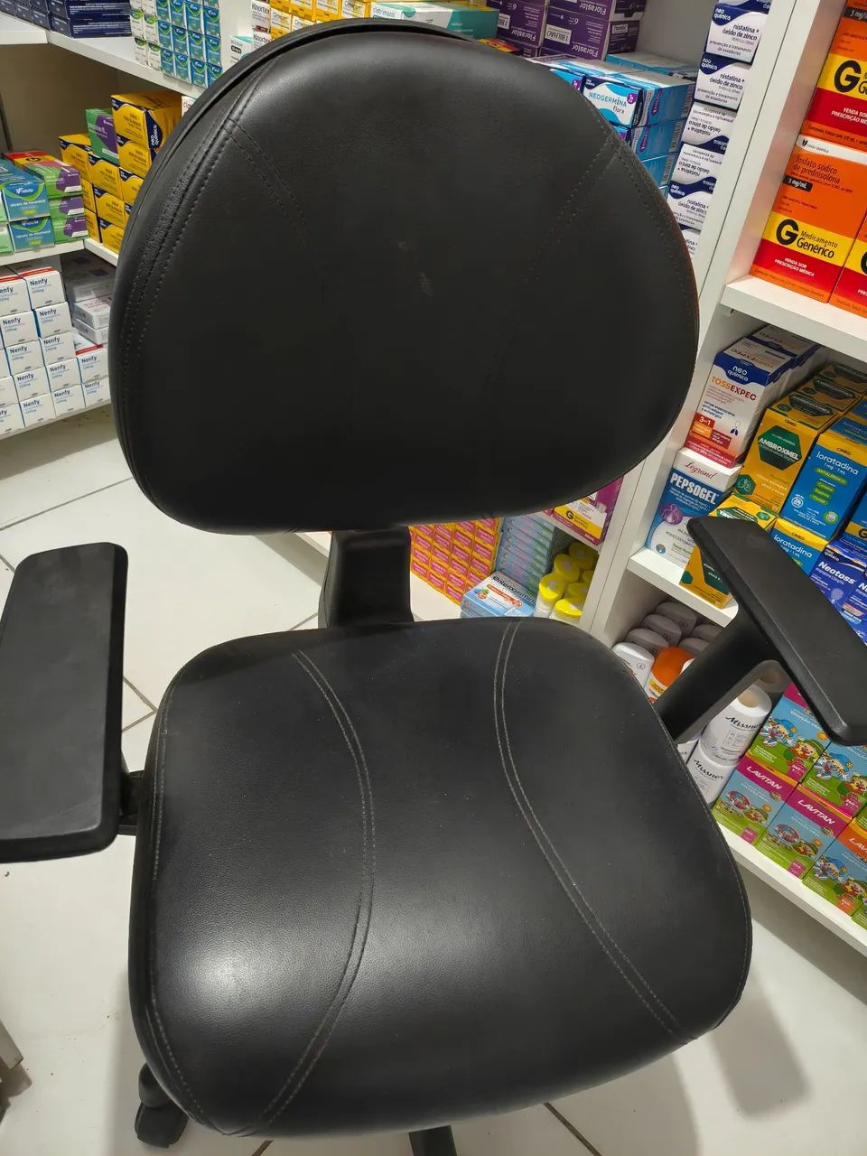 Cadeira escritório em couro, não tem defeito! - Foto 2