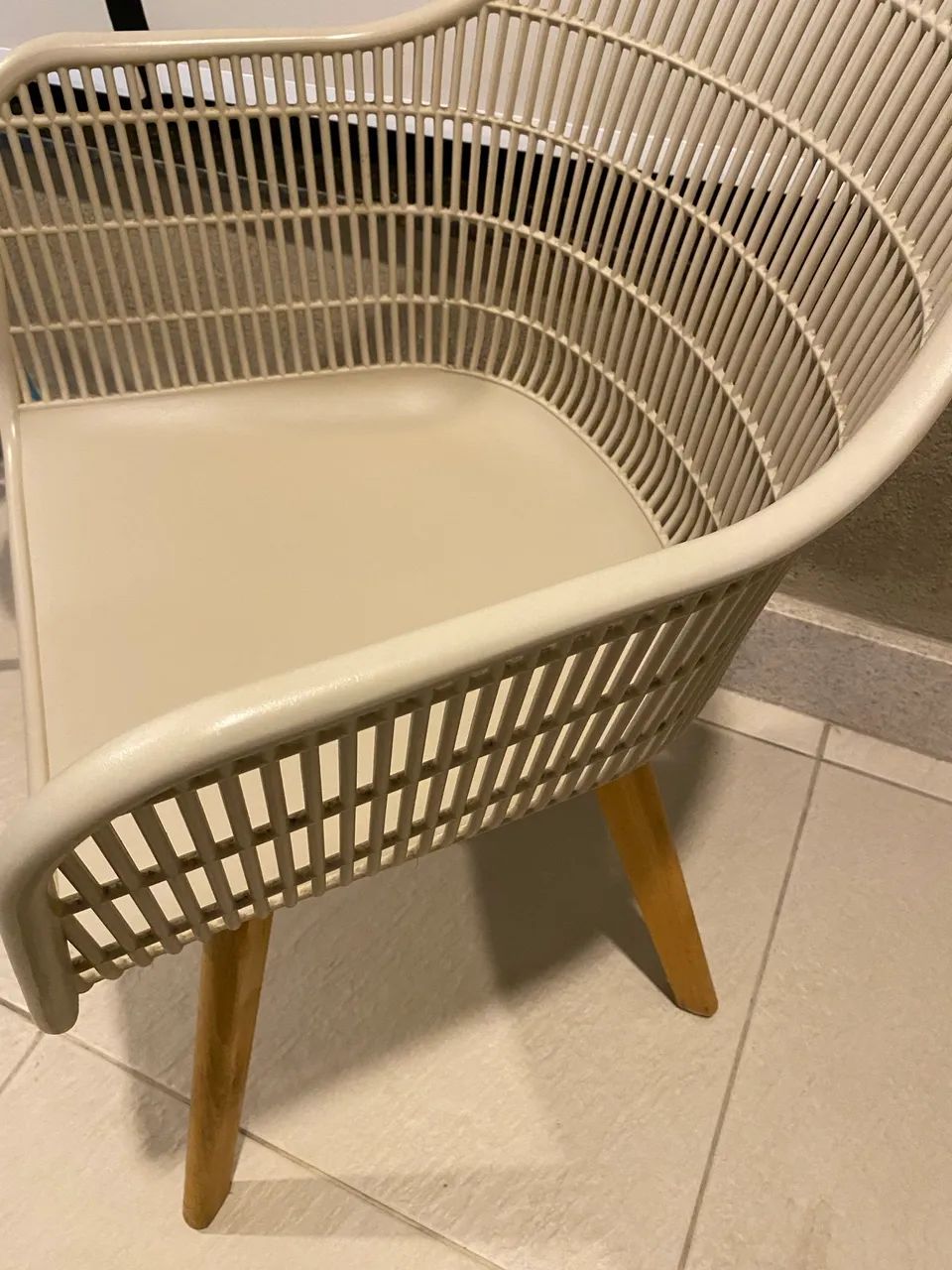 Vendo Cadeira Agnes com braço mude
