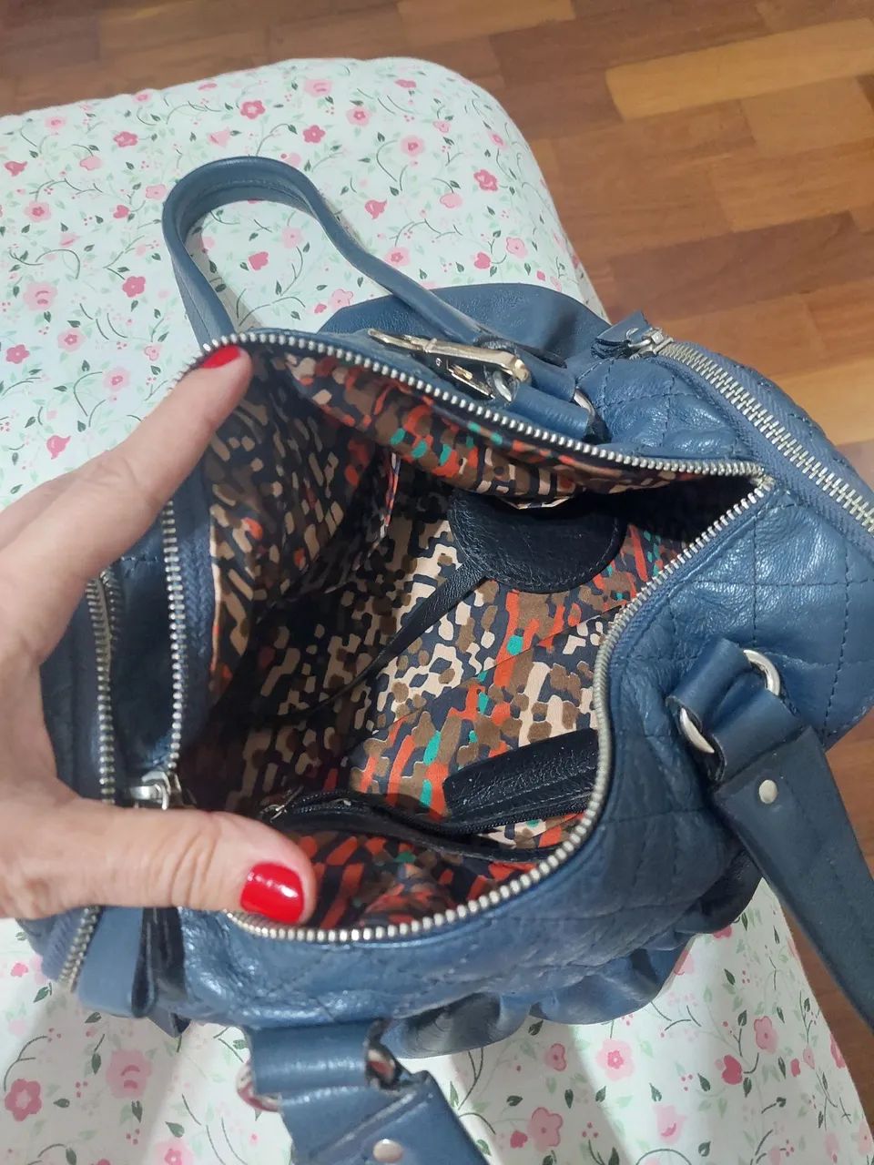 Bolsa pequena azul com bolso laterais - Foto 4