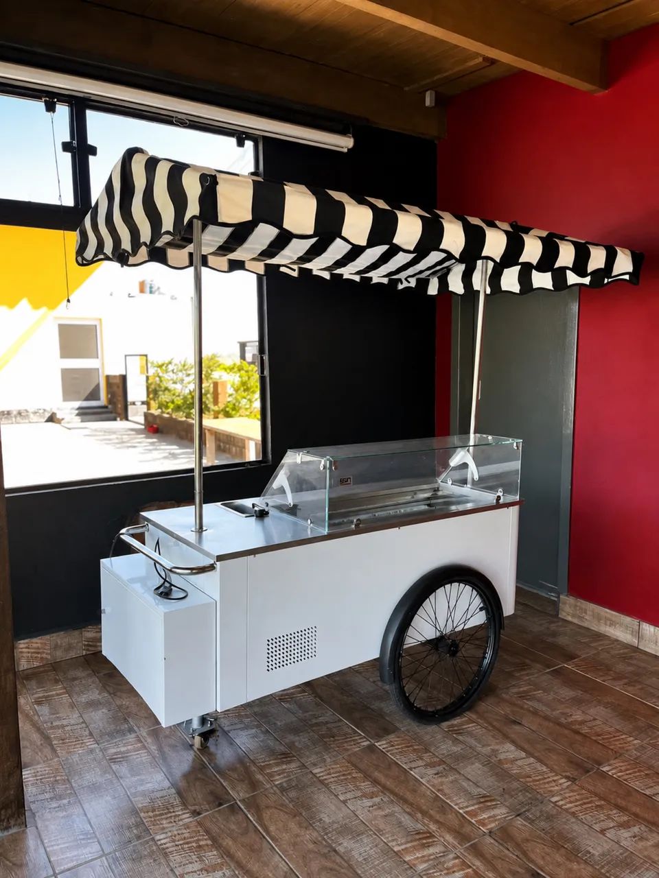 Carrinho/vitrine de gelato - marca Isa, ano 2016