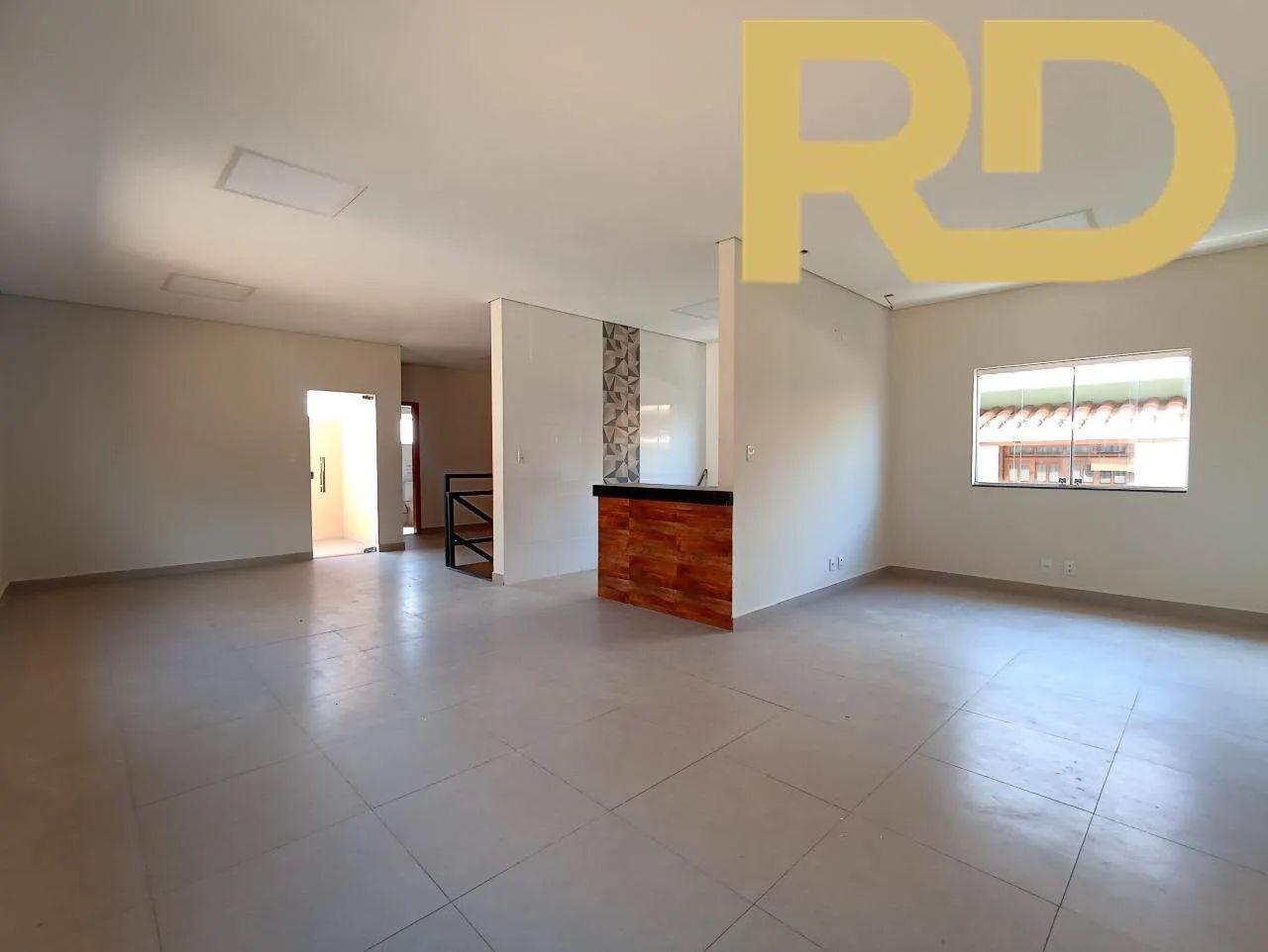Casa Comercial de 06 quartos e 02 vagas