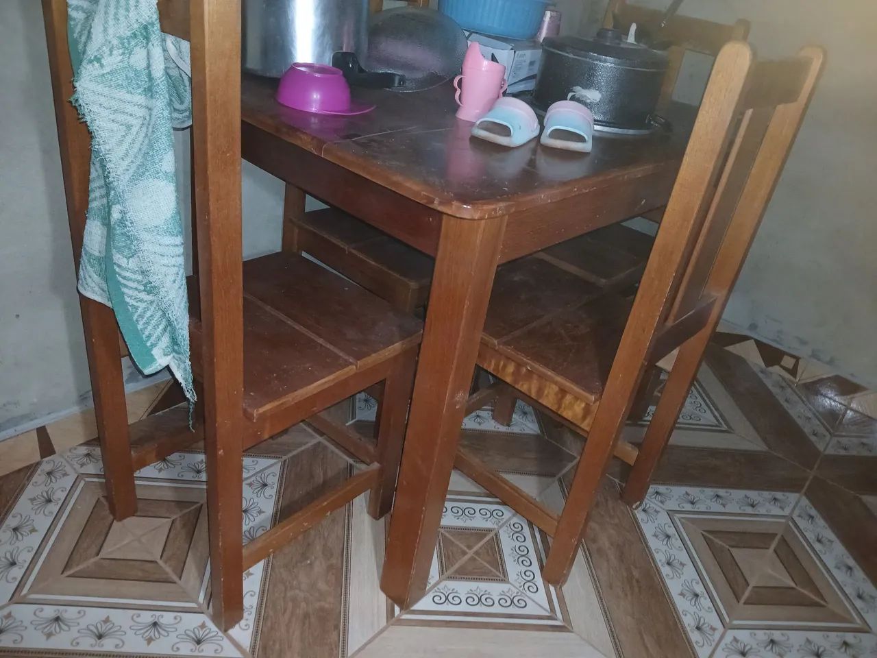 Vendo jogo de mesa de 4 cadeiras de cedro 