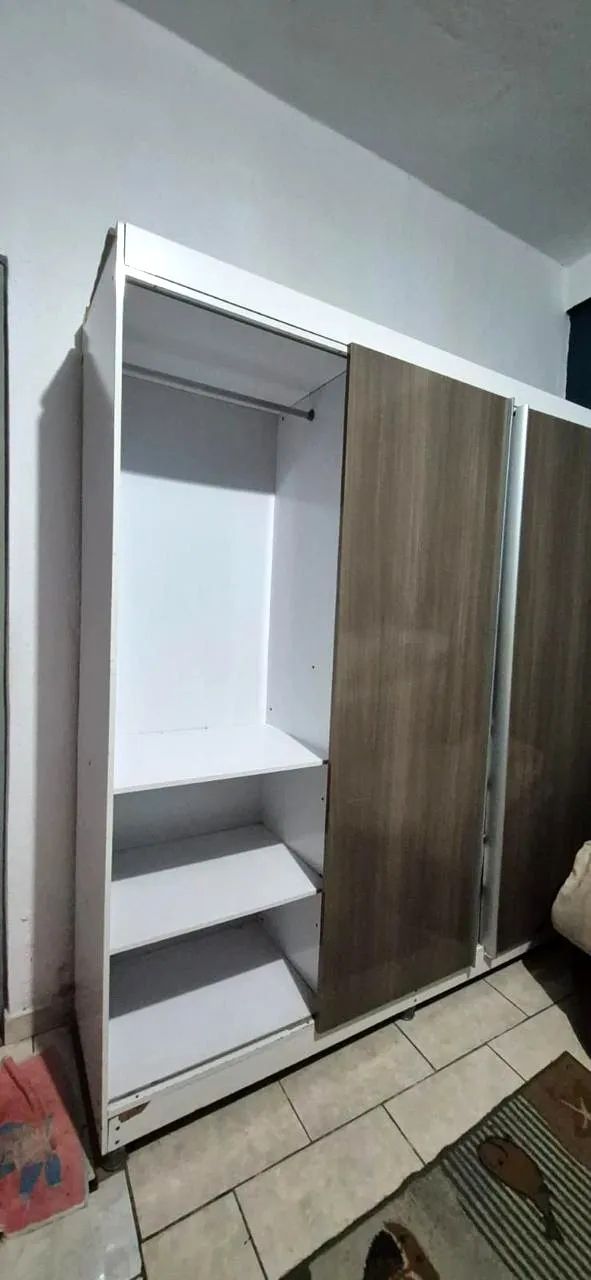 Guarda-roupa com portas de correr, penteadeira com espelho e 4 gavetas - Foto 2