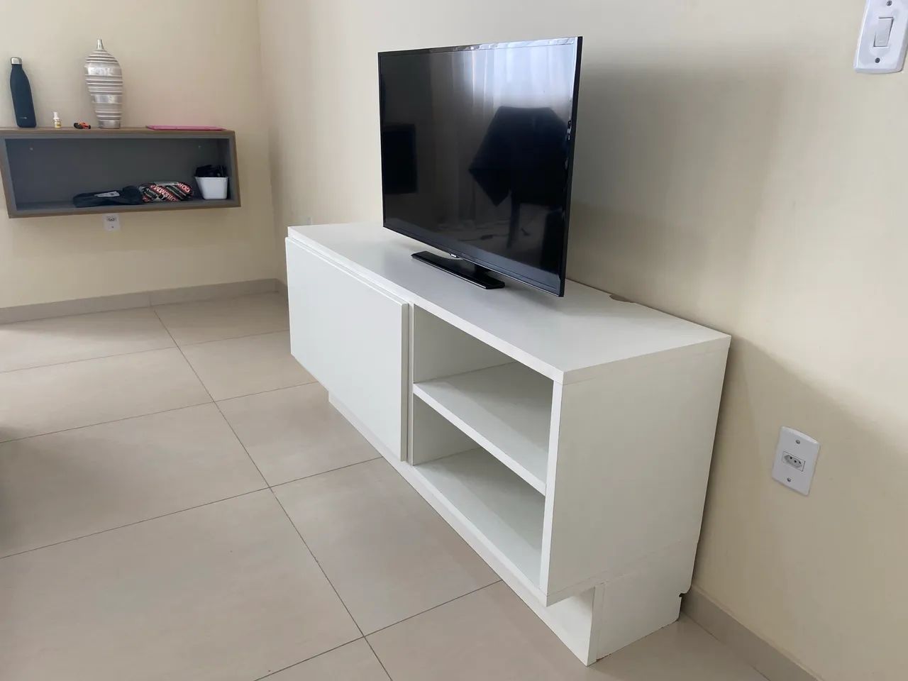 Rack para TV Branco com Porta e 2 Nichos - Ótimo Estado - Foto 3