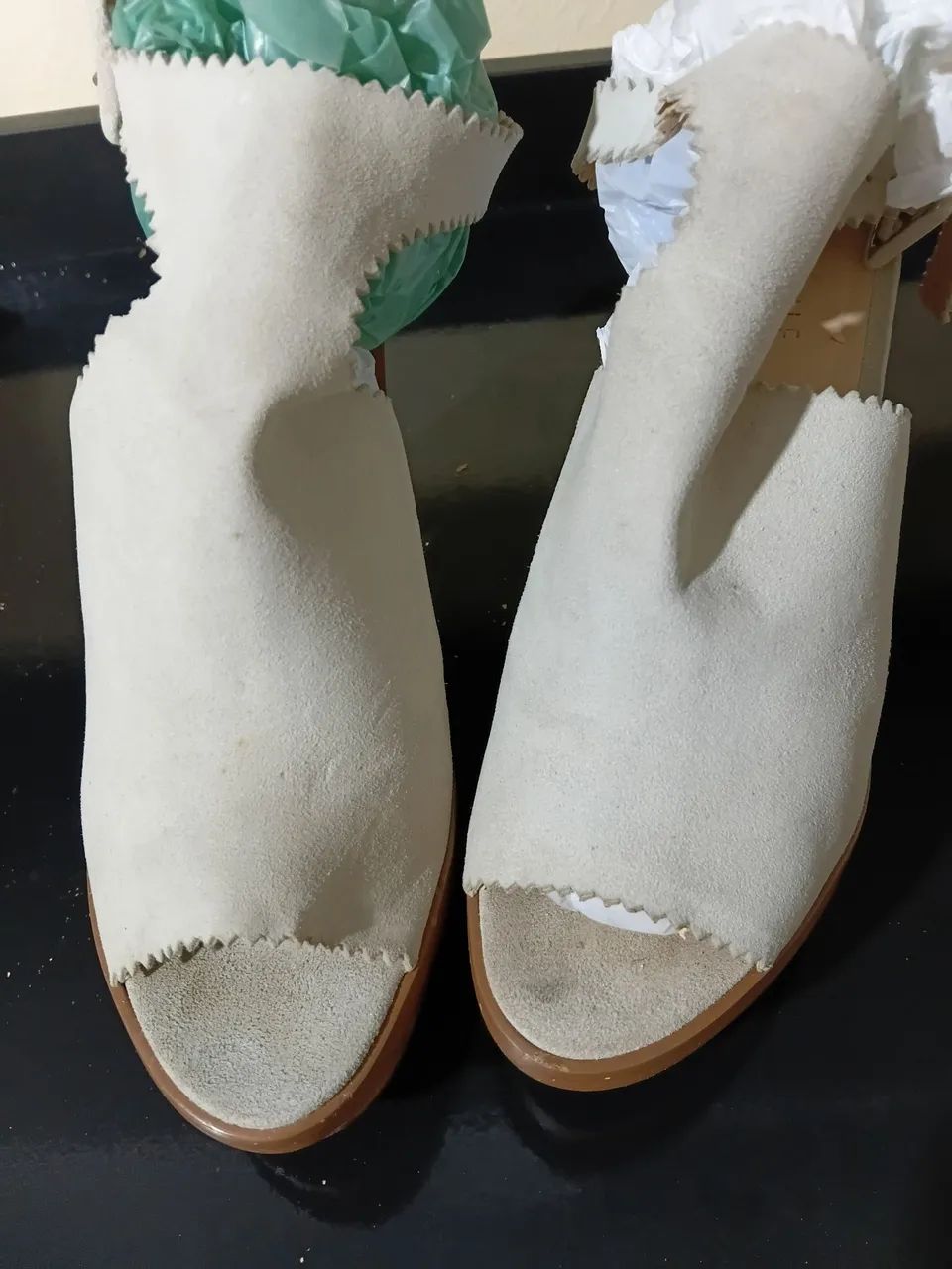 Tamanco de cor discreta e design elegante e confortável.  - Foto 2