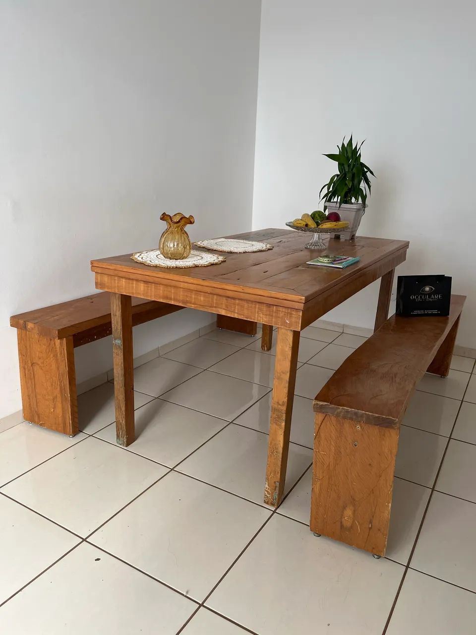 Mesa rústica com 2 bancos