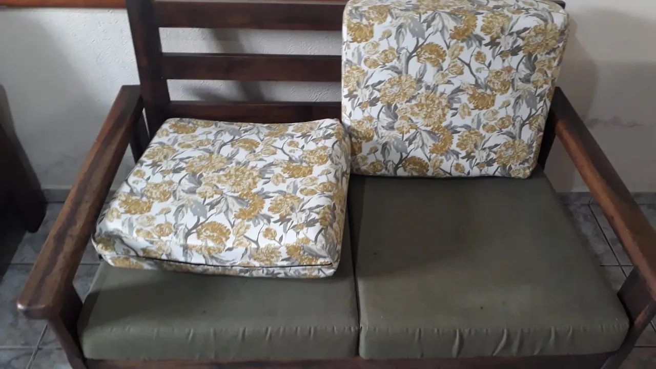 Sofá em madeira Imbuia, com almofadas em tecido 65704308674819122