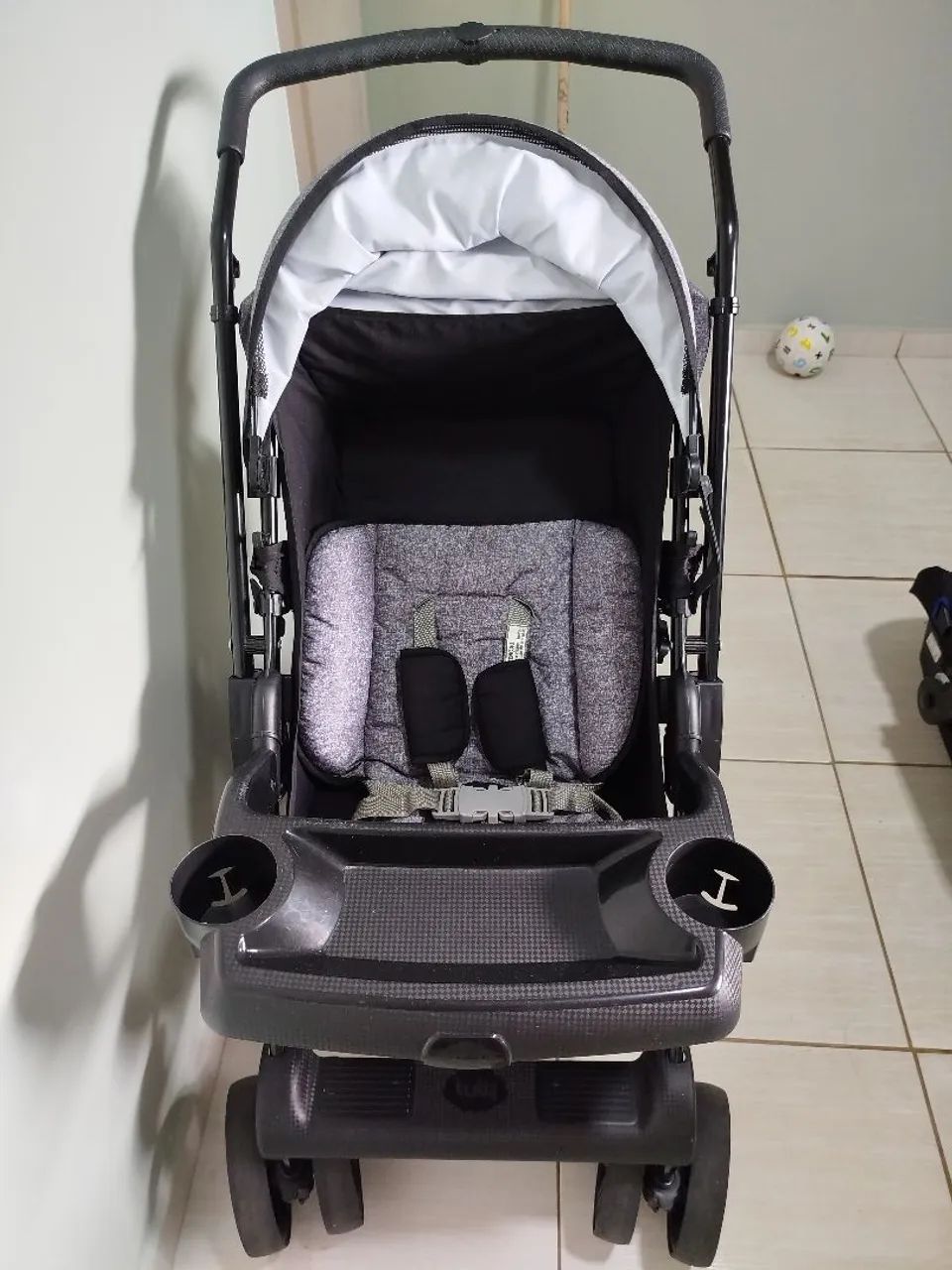 Vendo carrinho de bebê com bebê conforto  - Foto 2