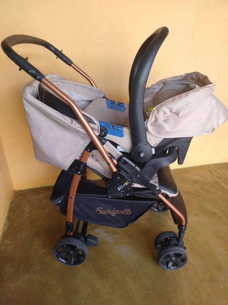 Carrinho de Bebê Burigotto com bebê conforto  - Foto 3
