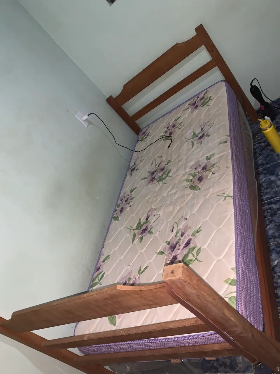 Vendo cama de solteiro 