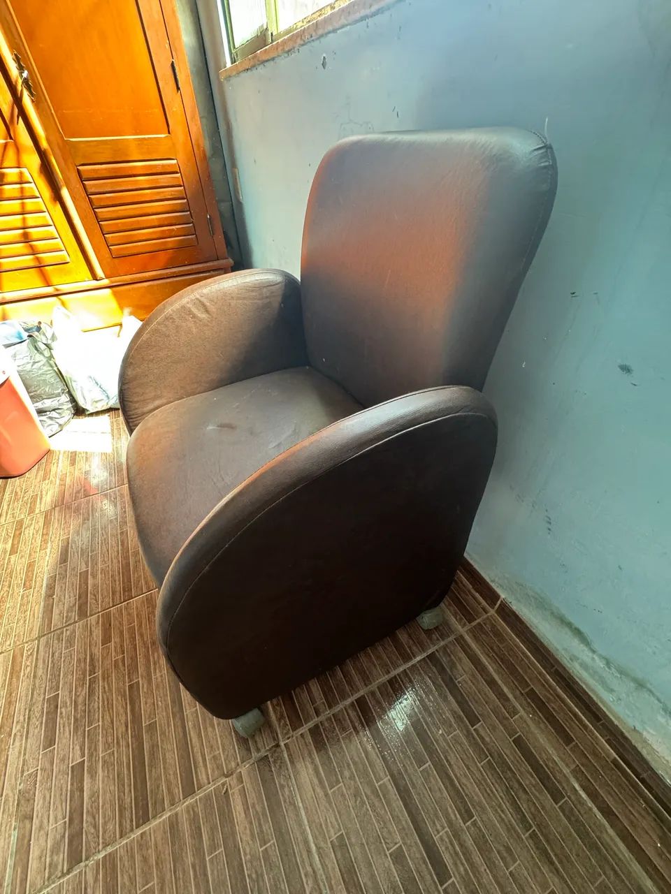 Vendo poltrona de couro  - Foto 2