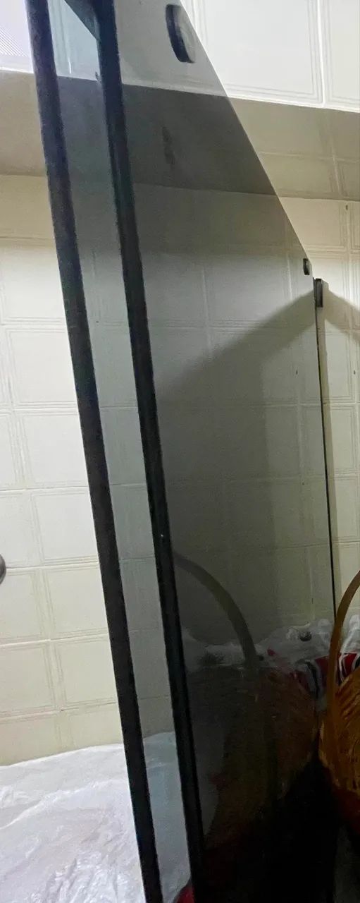 Box de banheiro vidro fumê 1,45m - necessita manutenção na ferragem - Foto 2