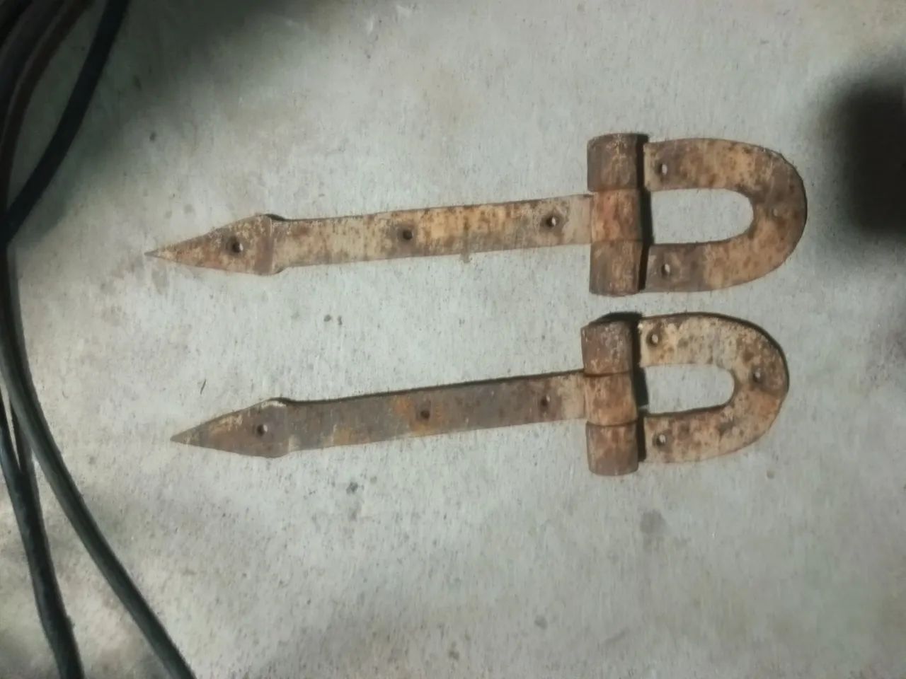 PAR DOBRADIÇAS FERRO MACIÇO ANTIGA  - Foto 2