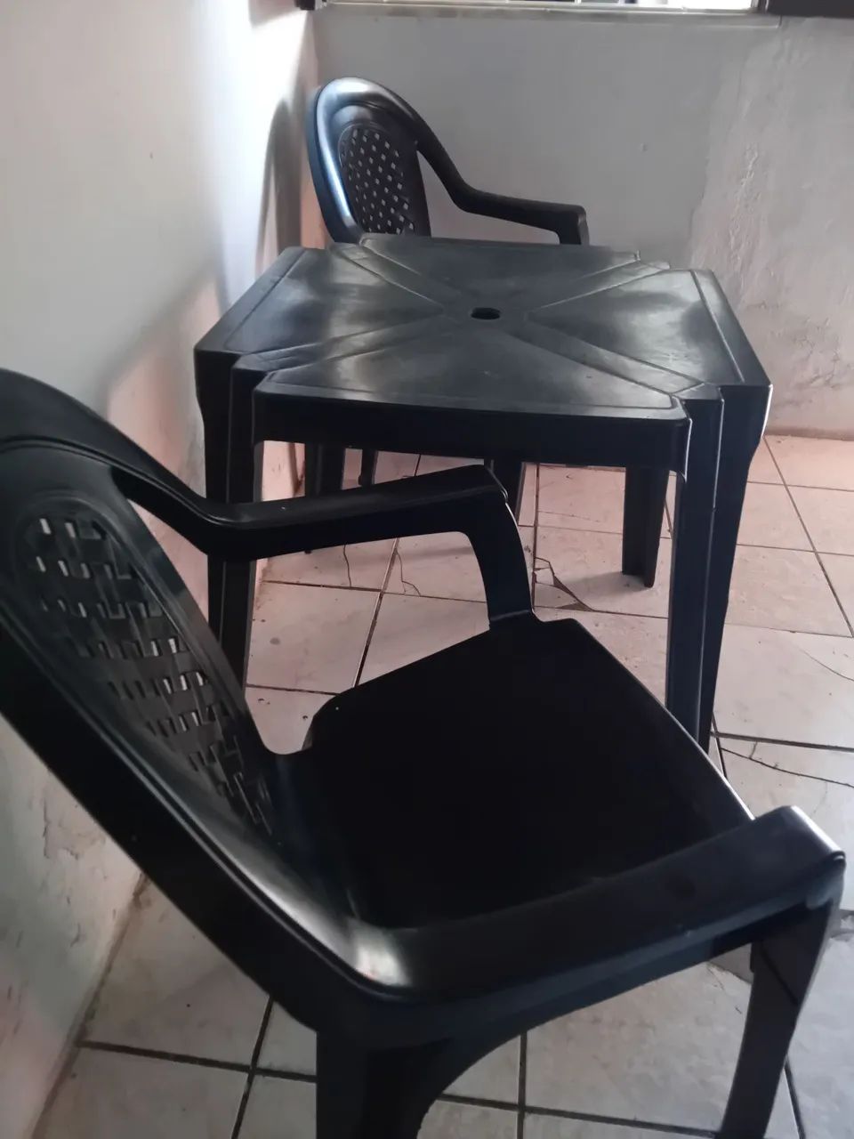 Mesa de plástico com 4 cadeiras