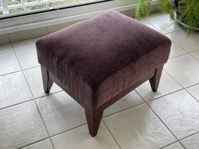 Poltrona em tecido chenile vinho , estrutura de madeira , 75x75x75cm - Foto 3