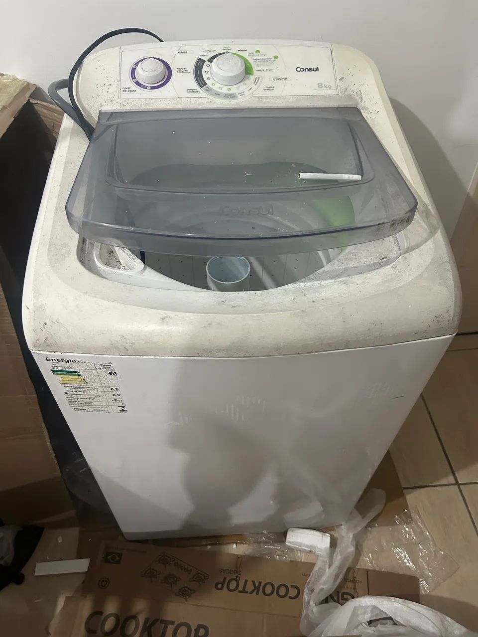 Máquina de lavar e mesa