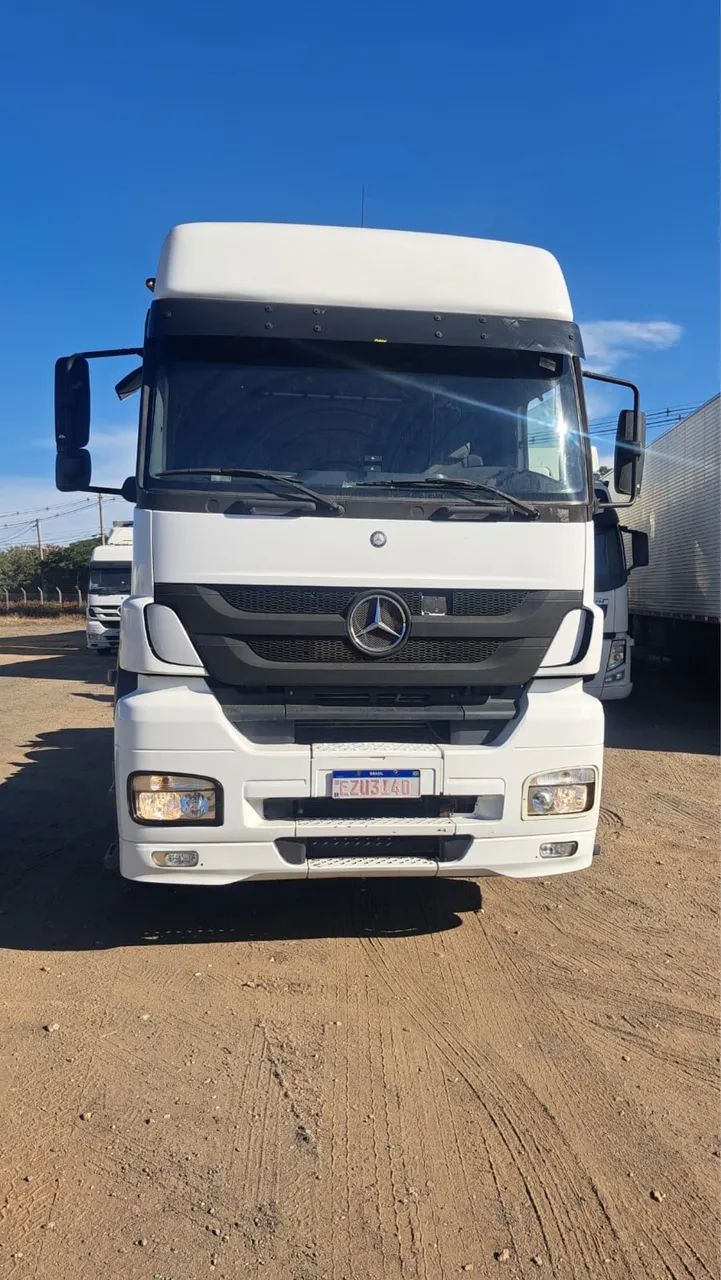 Vendo Mercedes  2544