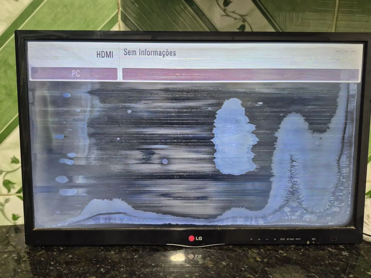 Vende-se TV 28 polegadas toda boa porém com defeito na tela - Foto 2