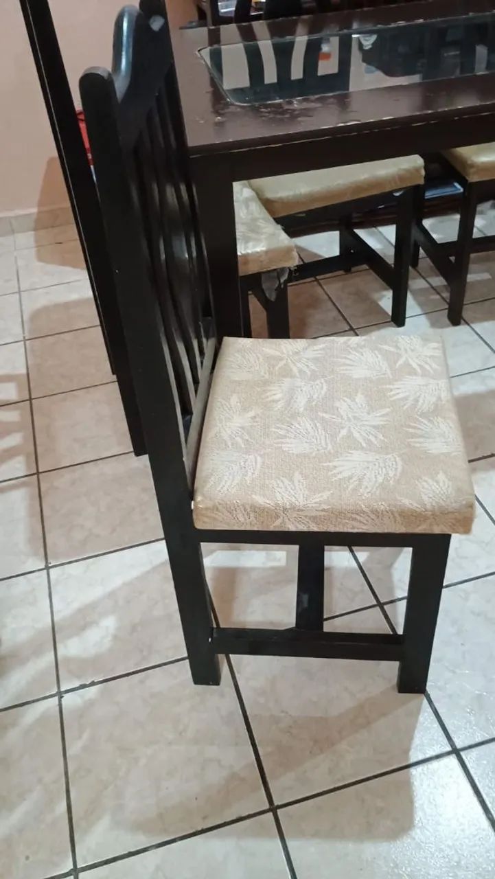 Cadeiras de madeira e mesa
