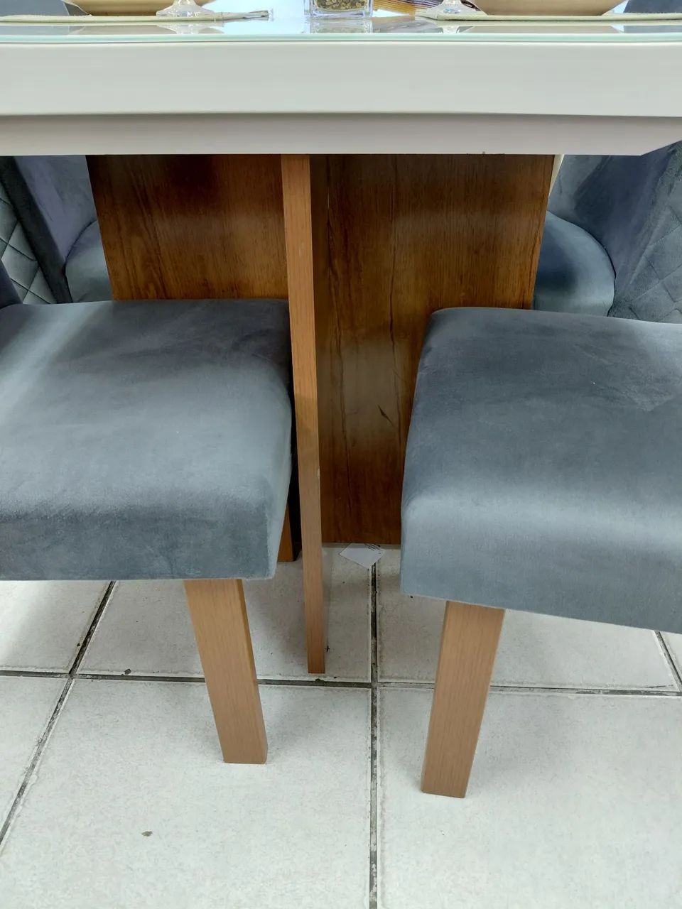 Mesa com Tampo de Vidro com 4 Cadeiras - Foto 2
