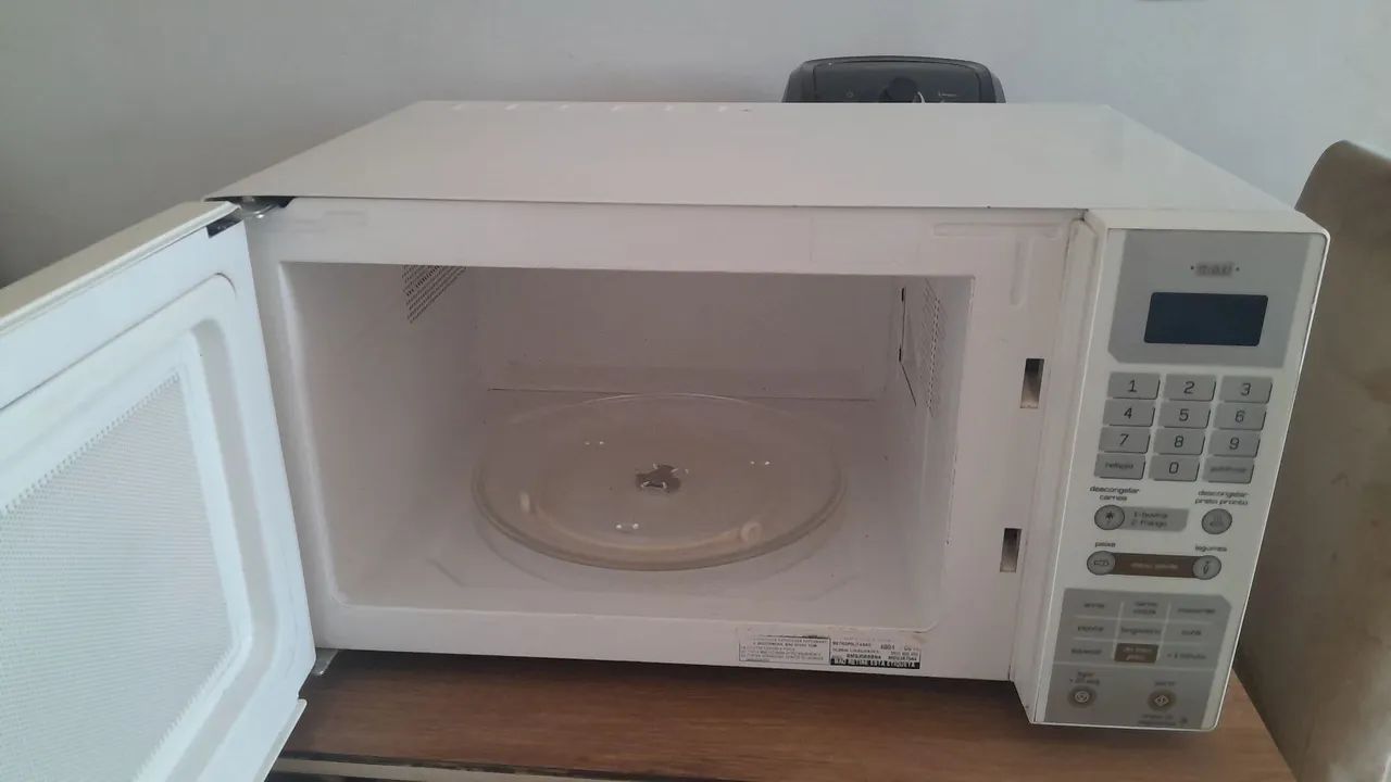 VENDO MICROONDAS BRASTEMP 30 LT EM EXCELENTE ESTADO BEM CONSERVADO FUNC, PERFEITAMENTE  - Foto 2