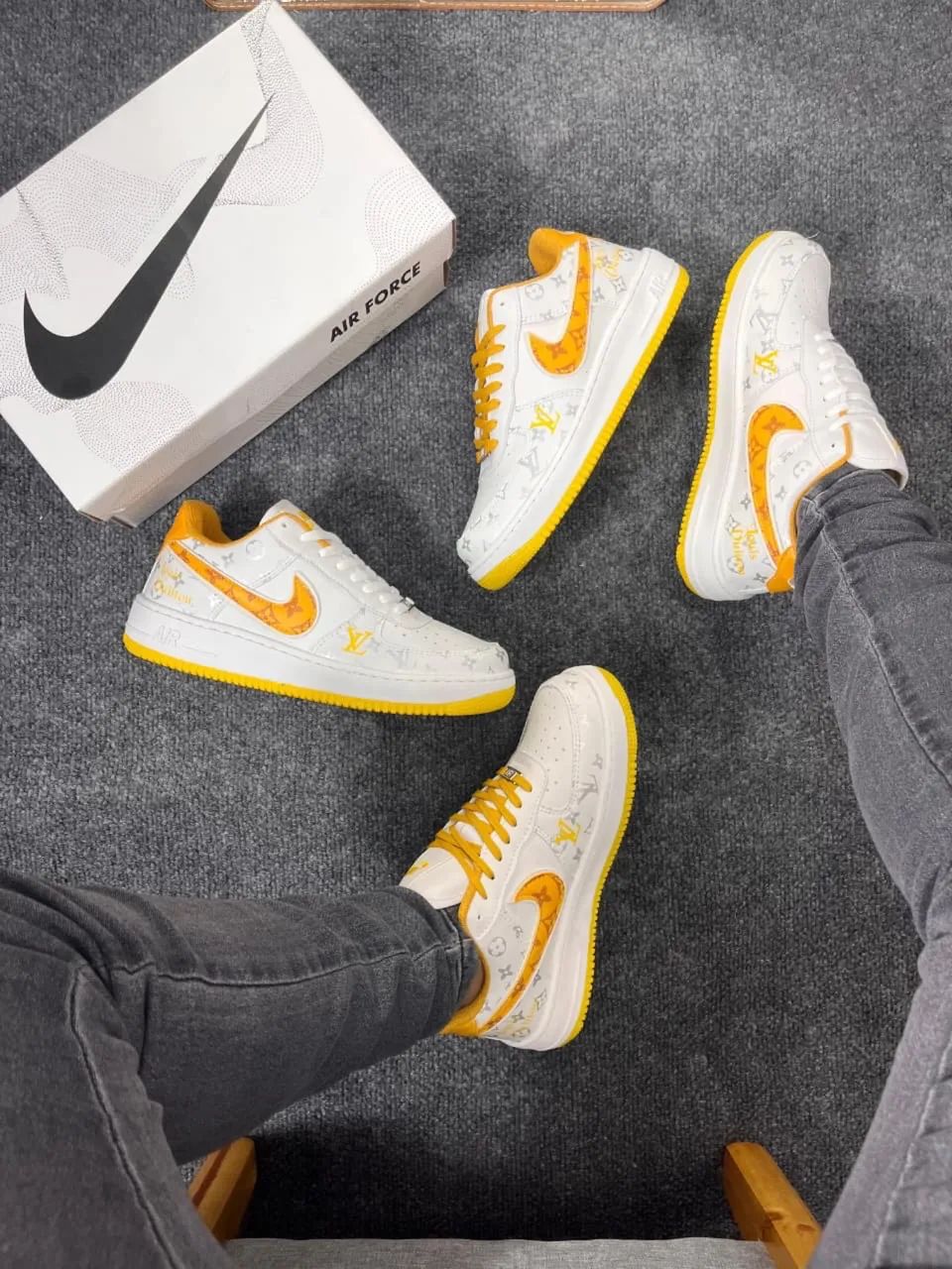 Tênis branco com detalhes amarelo Airforce  - Foto 4