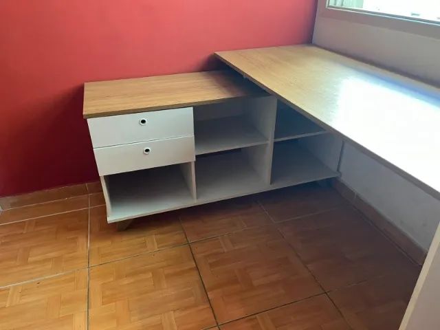 Escrivaninha em L com gavetas e nichos - Foto 3