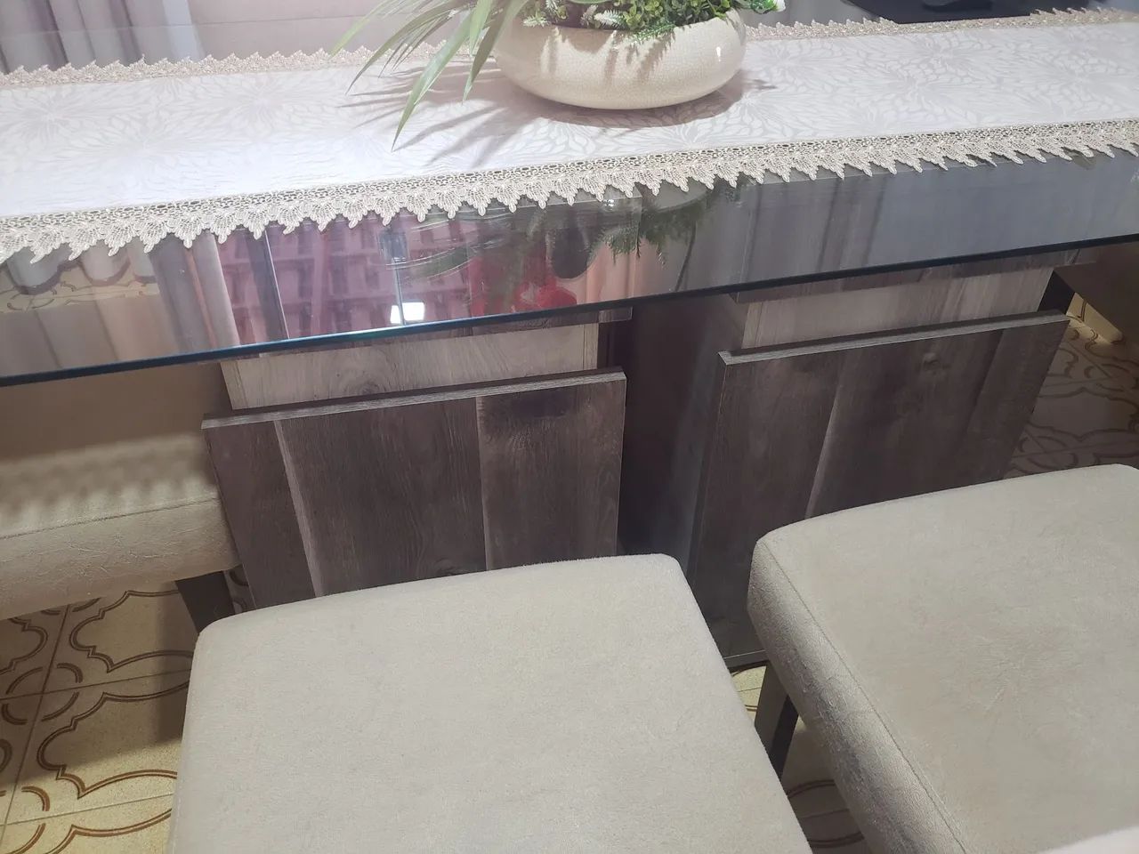 Vendo mesa com Tapão ds vidro e 6 cadeiras. - Foto 3